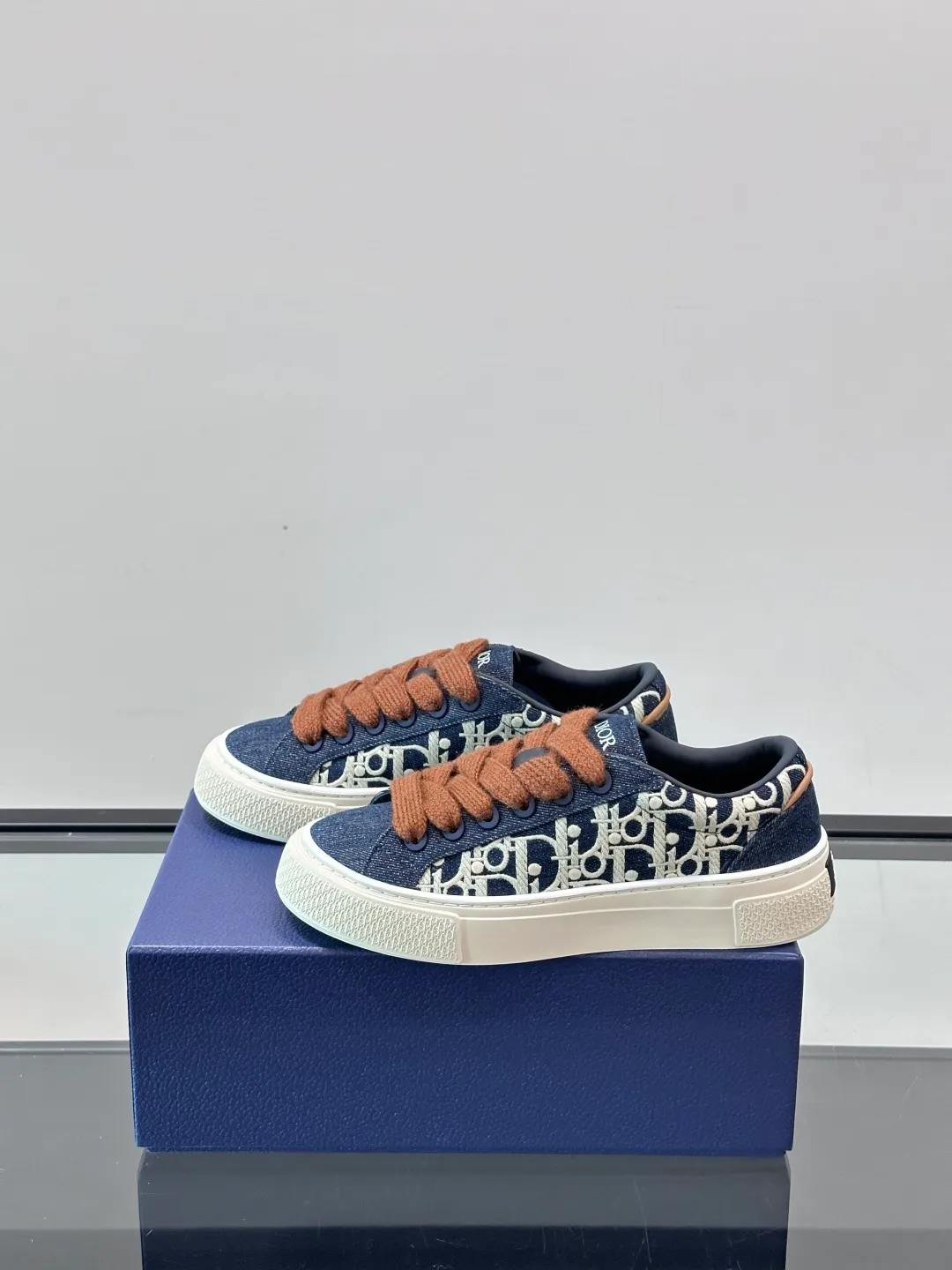 Men's men's shoes 💰p440 "Dio～r" 🆕This B33 sneaker is a new interpretation of the classic tennis shoe, with a fashionable silhouette that highlights a heavy texture. Crafted from cow leather with Oblique print, it's unique with a padded tongue embellished with the Dior signature, wide mohair laces and tonal brass eyelets with a matte finish. Rubber sole with Oblique print effect, enhanced by a contrasting Dior 30 Avenue Montaigne signature on the rear. It adds a stylish touch to a casual look.  Size: 38-44 (45 customized)